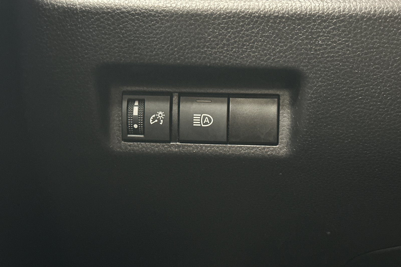 Used 2025 Toyota RAV4 XLE FWD image 33