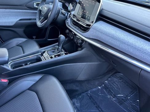 Used 2025 Jeep Compass Latitude image 17