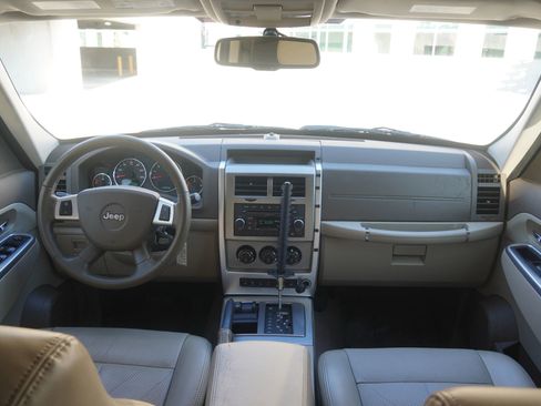 Used 2010 Jeep Liberty Limited w/ Tire & Wheel Group image 20