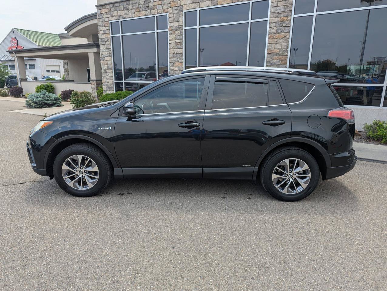 Used 2018 Toyota RAV4 XLE w/ Convenience Package AWD/4WD image 2