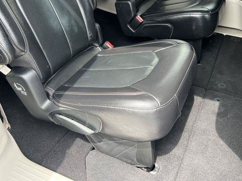 Used 2022 Chrysler Pacifica Touring-L FWD image 21