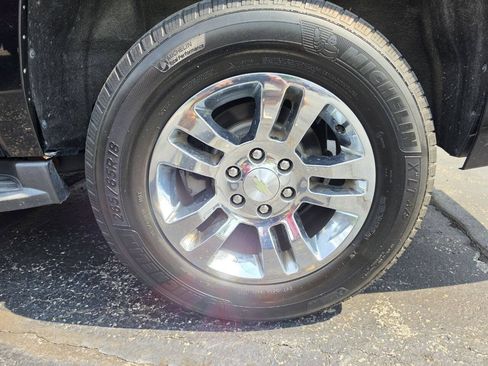 Used 2019 Chevrolet Suburban LT RWD image 12