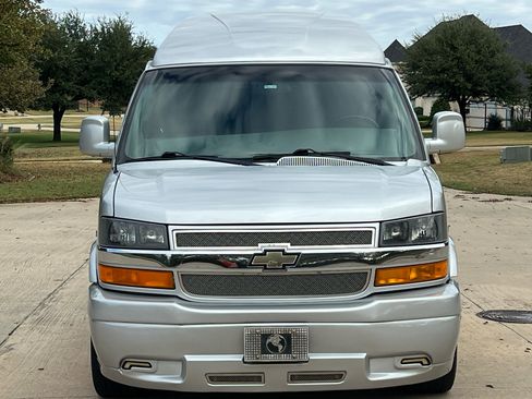 Used 2018 Chevrolet Express 2500 w/ Enhanced Convenience Package image 9