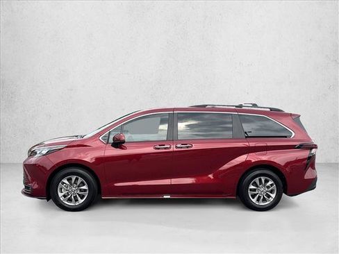 Certified 2025 Toyota Sienna XLE FWD image 8