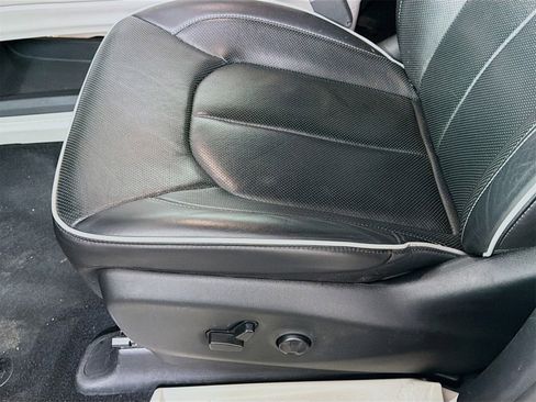 Used 2024 Chrysler Pacifica Limited image 22