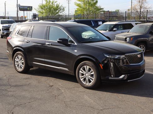 Used 2025 Cadillac XT6 Luxury image 2