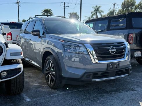 Used 2023 Nissan Pathfinder Platinum image 1