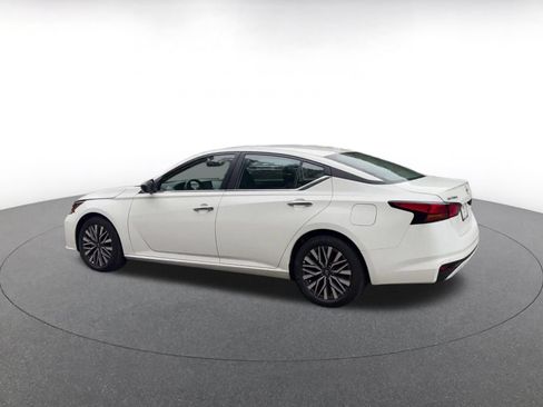 Used 2025 Nissan Altima 2.5 SV FWD image 10