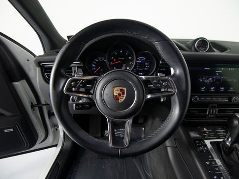 Certified 2020 Porsche Macan image 18