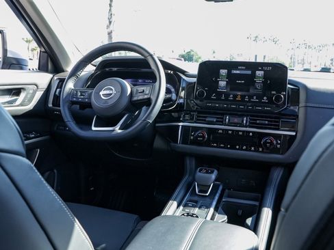 Used 2025 Nissan Pathfinder Platinum w/ Cargo Package image 26