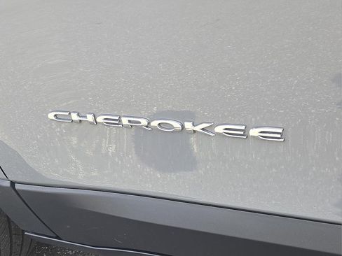 Used 2021 Jeep Cherokee Limited image 28