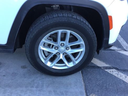 Used 2023 Jeep Grand Cherokee L Laredo image 34