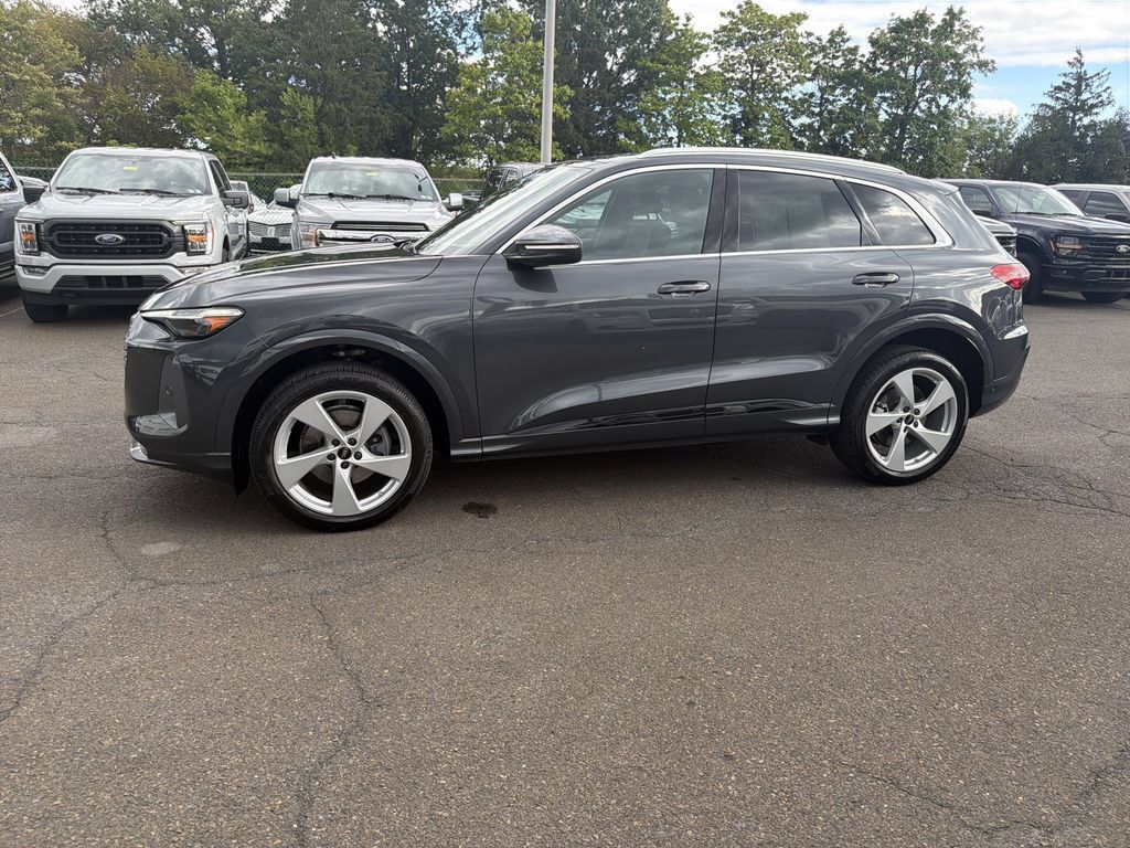 Used 2025 Audi Q5 Premium Plus w/ Premium Plus AWD/4WD image 2