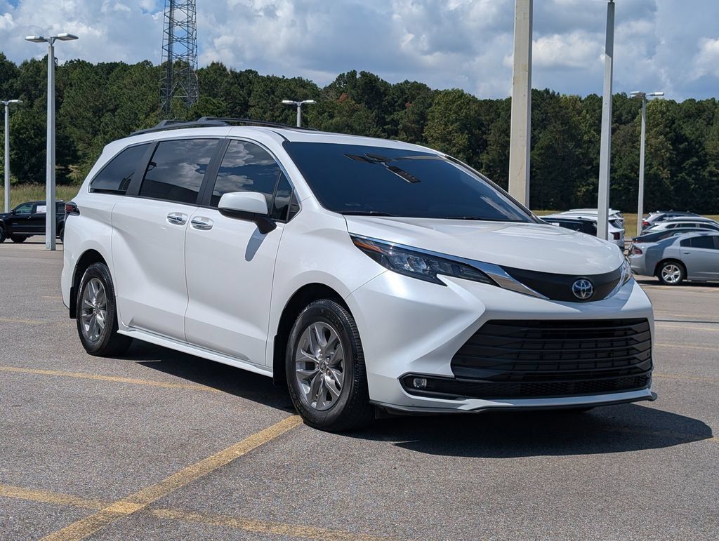 Used 2025 Toyota Sienna XLE w/ XLE Plus Package FWD image 7