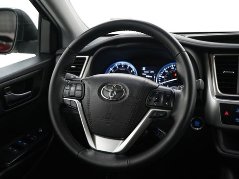Used 2019 Toyota Highlander XLE AWD/4WD image 18