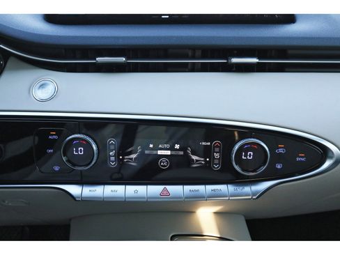 Used 2022 Genesis GV70 2.5T w/ Select Package AWD/4WD image 23