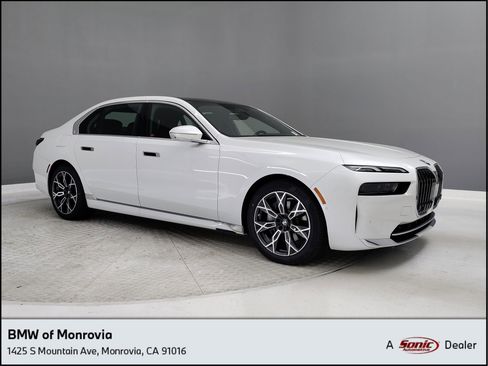 Used 2025 BMW i7 xDrive60 image 1