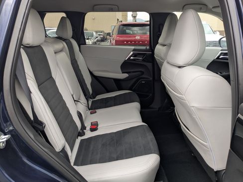 Used 2025 Mitsubishi Outlander SE AWD/4WD image 32