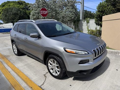 Used 2017 Jeep Cherokee Latitude FWD image 3