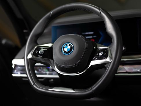 Used 2025 BMW i7 xDrive60 image 49