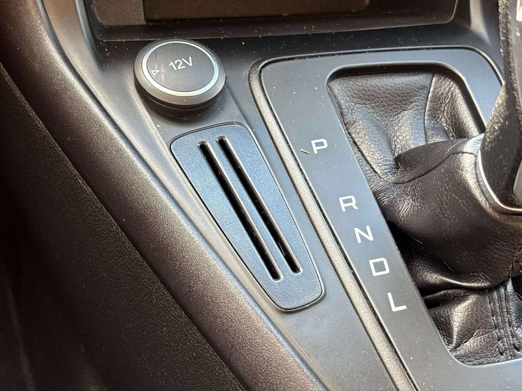 Used 2017 Ford Focus SE FWD image 25