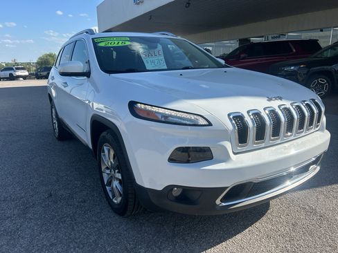 Used 2018 Jeep Cherokee Limited w/ Luxury Group FWD image 4