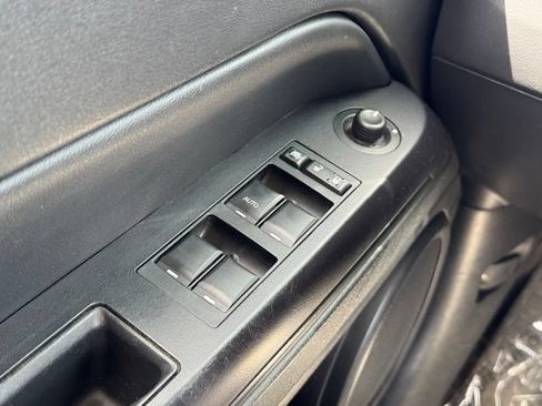 Used 2015 Jeep Patriot High Altitude AWD/4WD image 31