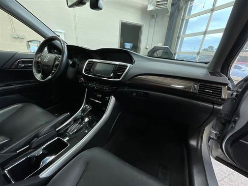 Used 2017 Honda Accord Touring image 26
