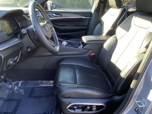 Used 2022 Jeep Grand Cherokee Overland w/ Luxury Tech Group IV image 15