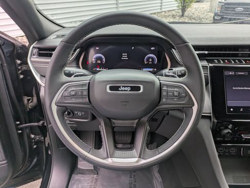 Used 2023 Jeep Grand Cherokee L Laredo AWD/4WD image 17