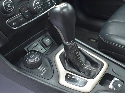 Used 2015 Jeep Cherokee Limited image 23