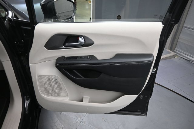 Used 2022 Chrysler Pacifica Touring-L FWD image 12