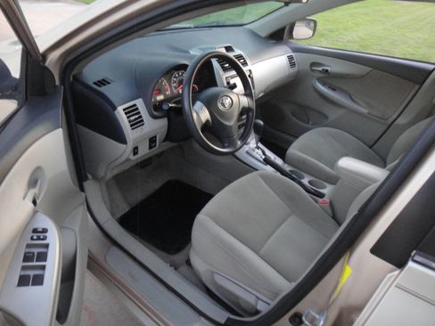 Used 2013 Toyota Corolla LE image 18