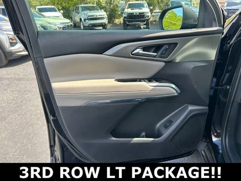 Used 2025 Chevrolet Traverse LT image 12