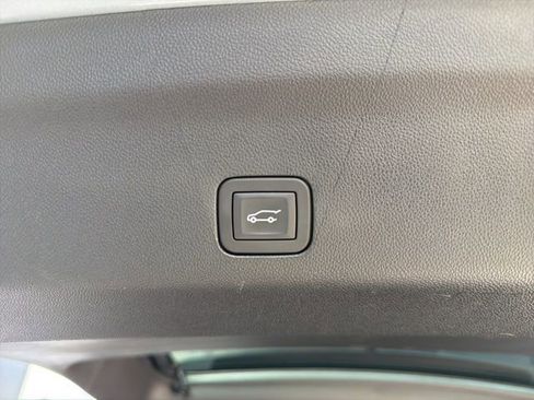 Used 2025 GMC Yukon Denali AWD/4WD image 9