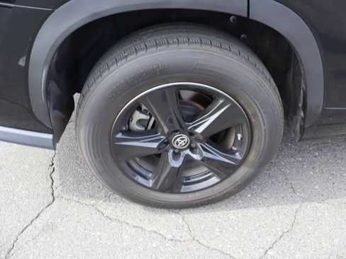 Used 2021 Toyota Highlander LE image 40