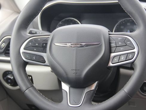Used 2024 Chrysler Pacifica Touring-L FWD image 20