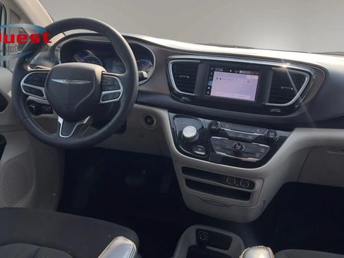 Used 2022 Chrysler Voyager LX FWD image 21