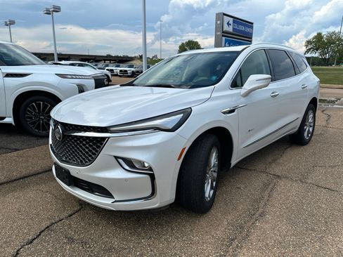 Used 2022 Buick Enclave Avenir FWD image 1