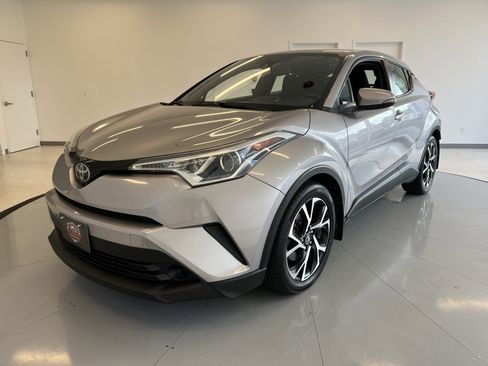 Used 2018 Toyota C-HR XLE image 3