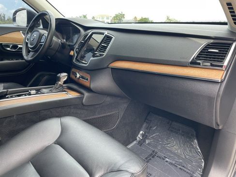 Used 2021 Volvo XC90 T6 Momentum w/ Protection Package Premier AWD/4WD image 8