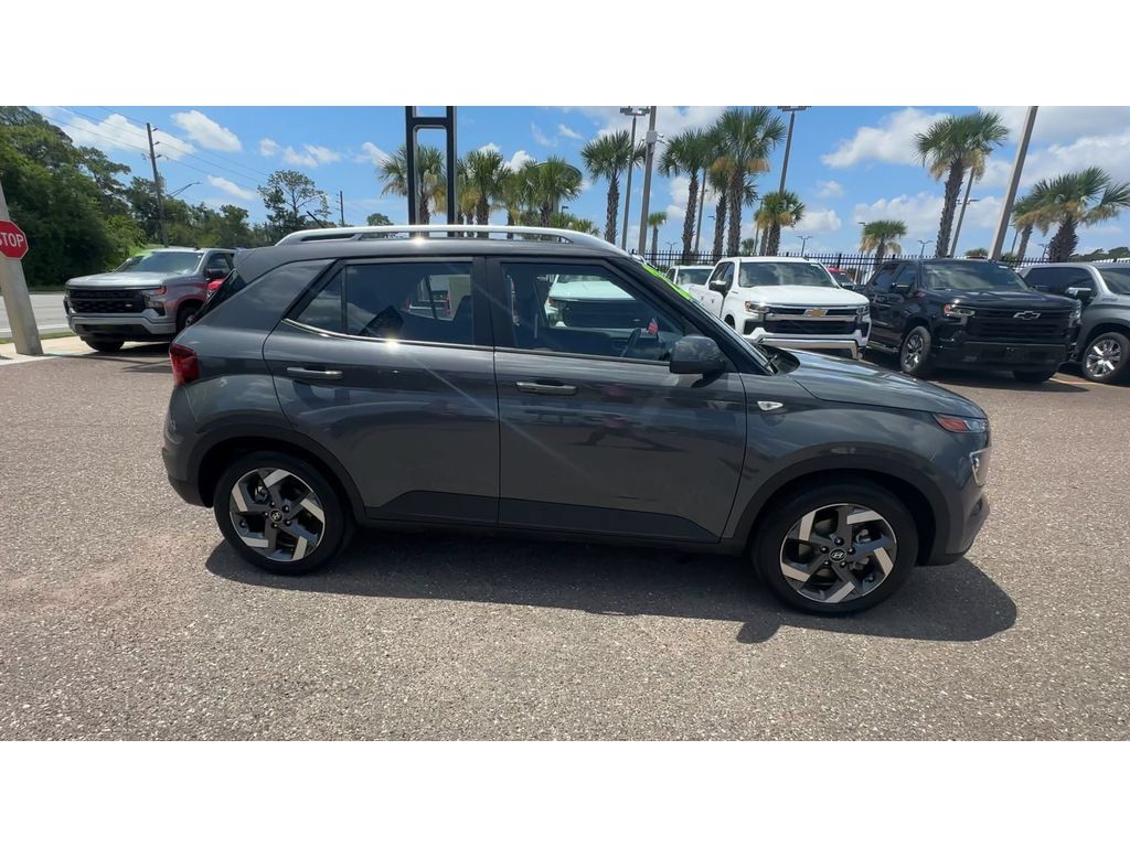 Used 2025 Hyundai Venue SEL FWD image 9