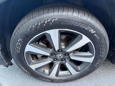 Used 2024 Honda Pilot Touring image 11