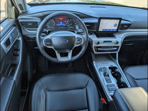 Used 2024 Ford Explorer XLT w/ Equipment Group 202A RWD image 8