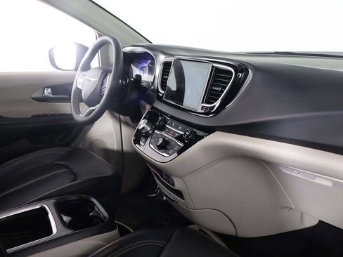 Used 2023 Chrysler Pacifica Touring-L FWD image 26