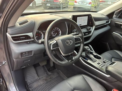 Used 2024 Toyota Highlander XLE AWD/4WD image 15
