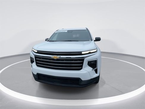 Used 2025 Chevrolet Traverse LT image 3