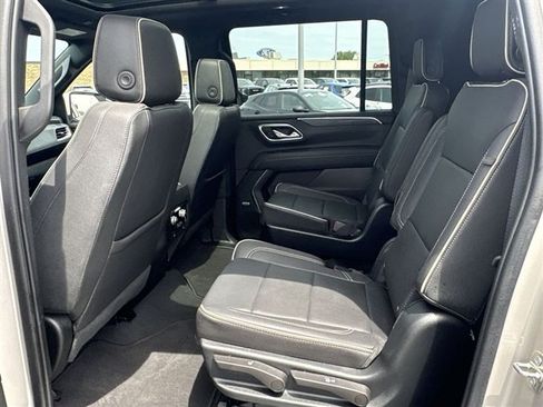 Used 2023 GMC Yukon XL SLT AWD/4WD image 26