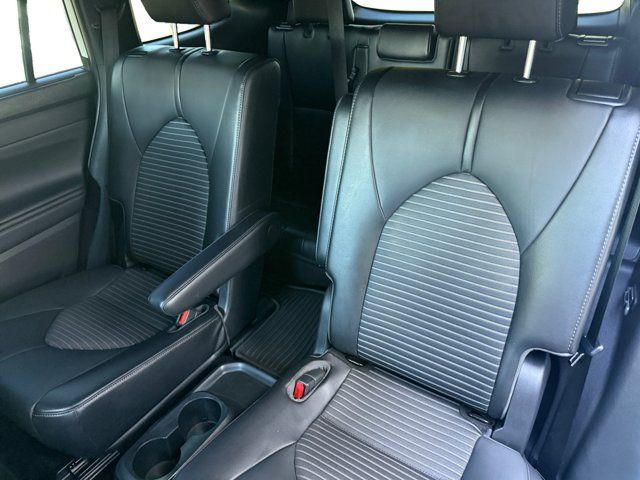 Used 2021 Toyota Highlander XSE AWD/4WD image 11