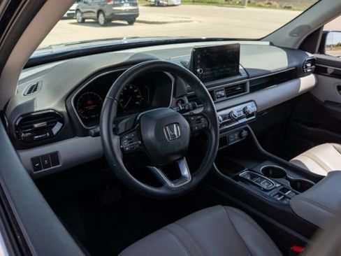 Used 2025 Honda Pilot Touring image 11